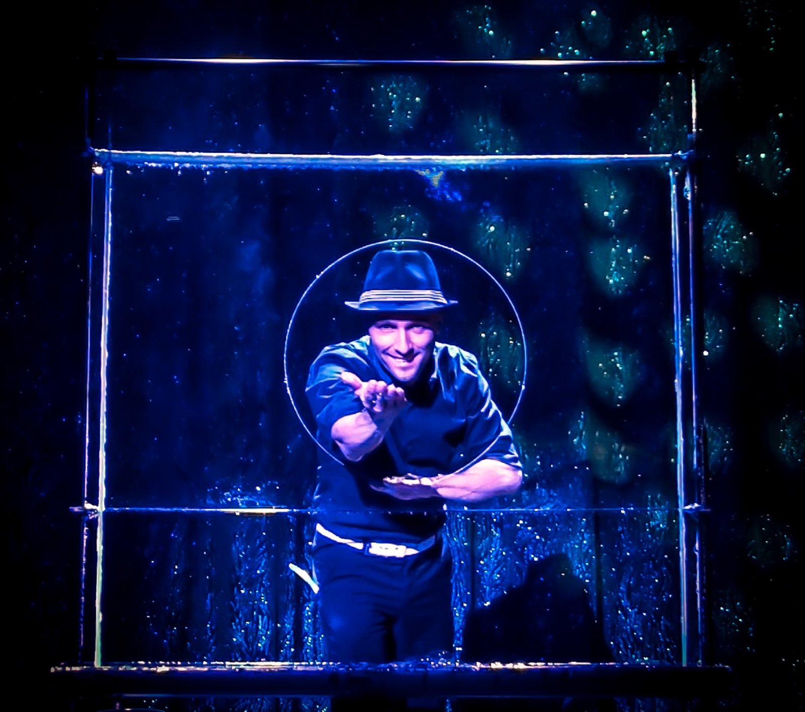 Escenografía de burbujas en cubo con luz azul