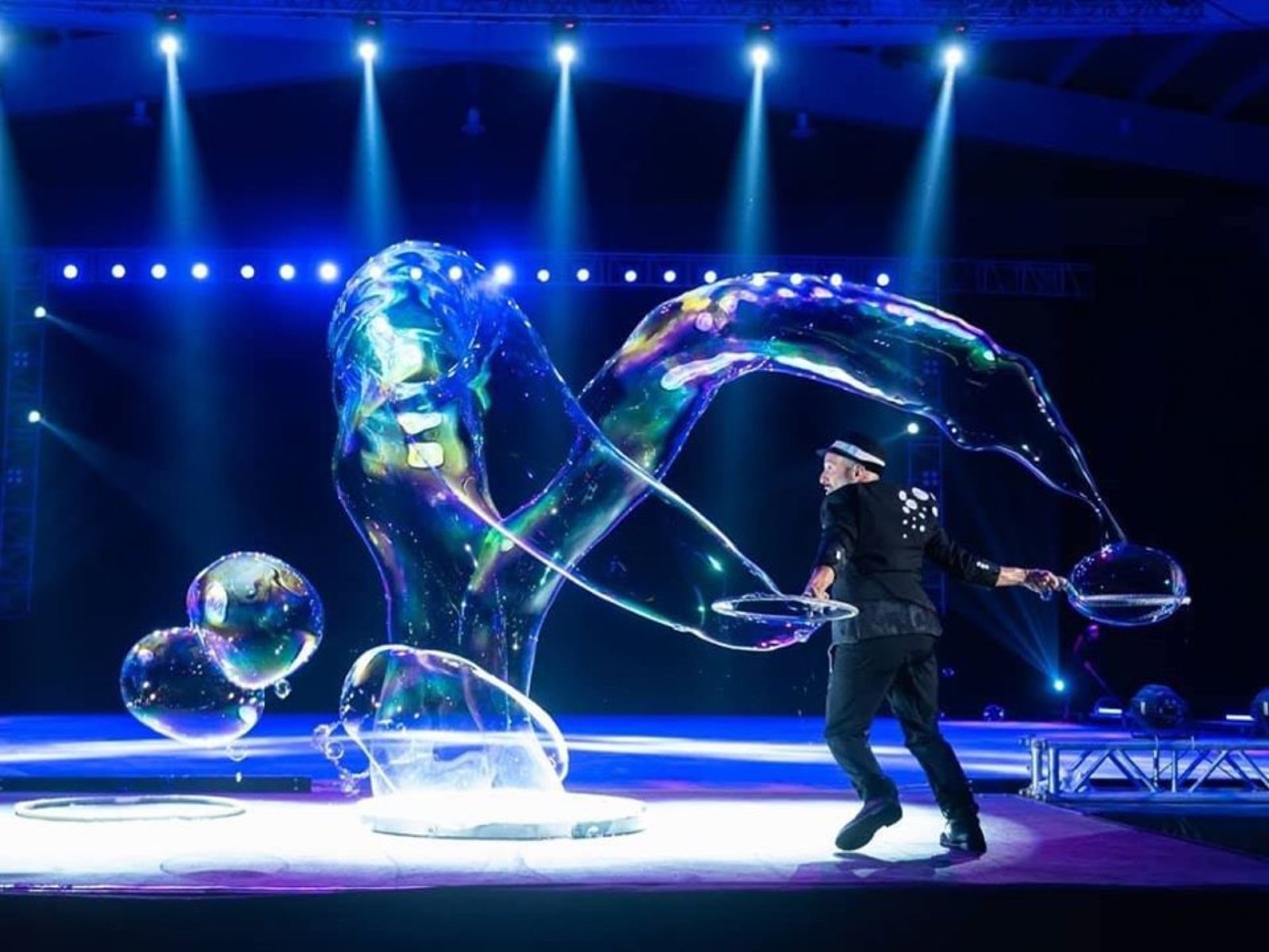 Escenario completo con escultura de burbujas y luces